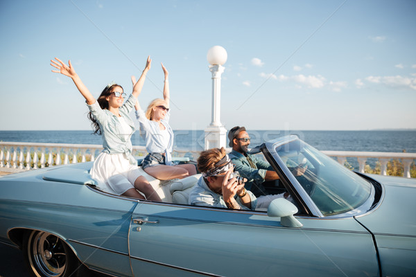 Gruppe glücklich Jugendlichen fahren Auto Himmel Stock foto © deandrobot