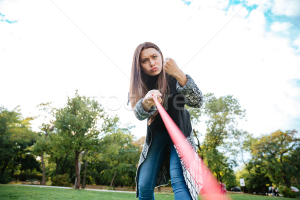 Boos jonge vrouw tonen vuist hond park Stockfoto © deandrobot