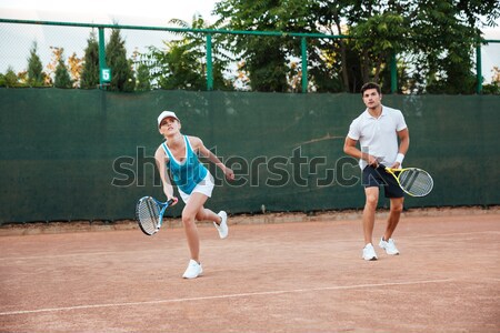 Stok fotoğraf: Yakışıklı · çift · oynama · tenis · tenis · kortu · yandan · görünüş