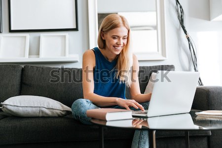 Stockfoto: Gelukkig · vrouw · kussen · met · behulp · van · laptop · sofa