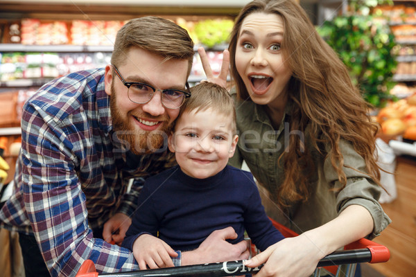 [[stock_photo]]: Heureux · souriant · famille · posant · supermarché · regarder