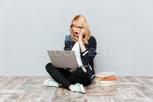 Stockfoto: Geschokt · jonge · vrouw · student · met · behulp · van · laptop · computer · afbeelding