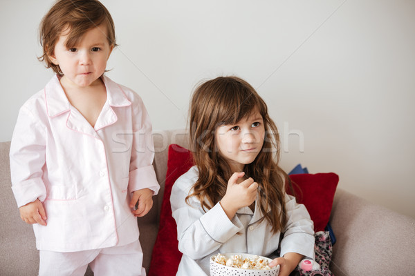 Kinder Essen Popcorn cute Gericht Sitzung Stock foto © deandrobot