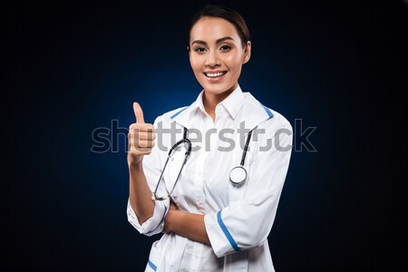 年輕 積極 女子 醫生 聽筒 顯示 商業照片 © deandrobot