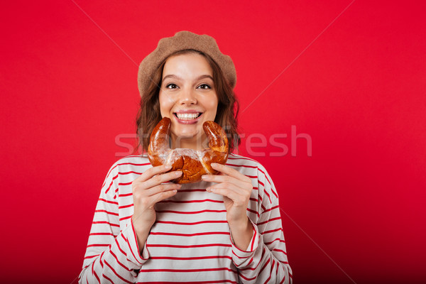 Portré mosolygó nő visel svájcisapka tart croissant Stock fotó © deandrobot