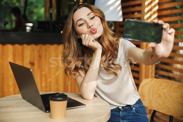 Porträt junge Mädchen Aufnahme Handy Sitzung Laptop-Computer Stock foto © deandrobot