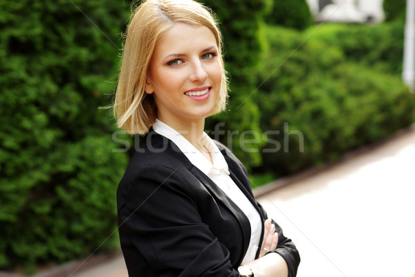 Foto stock: Retrato · feliz · mujer · hermosa · armas · doblado · parque