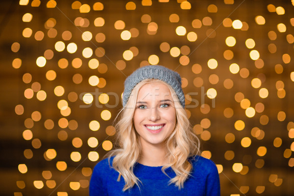 Glimlachend charmant vrouw naar camera portret Stockfoto © deandrobot
