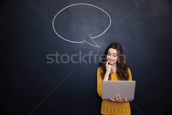 Figyelmes nő laptopot használ tábla szövegbuborék aranyos Stock fotó © deandrobot
