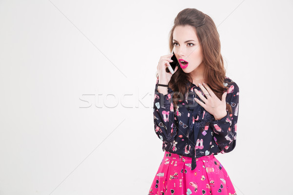 Foto stock: Maravilhado · belo · mulher · jovem · falante · celular · branco