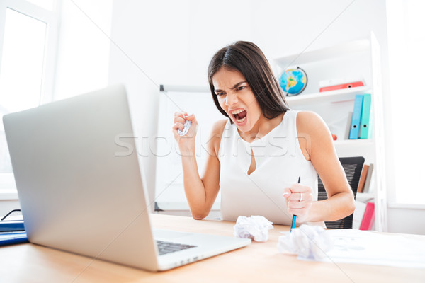 Foto stock: Enojado · mujer · de · negocios · gritando · oficina · sesión · mesa