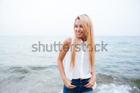 Femeie lung par blond în picioare plajă Imagine de stoc © deandrobot