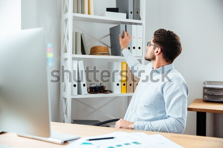Kobieta interesu posiedzenia biuro patrząc laptop zagęszczony Zdjęcia stock © deandrobot