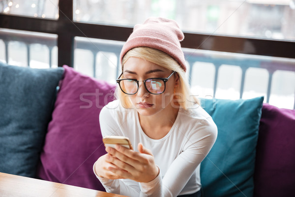 Concentré jeune femme séance café photos [[stock_photo]] © deandrobot