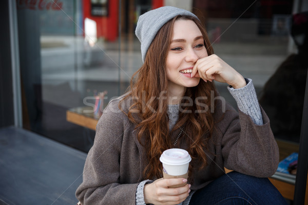 Foto stock: Feliz · mujer · potable · pensando · ciudad · bastante