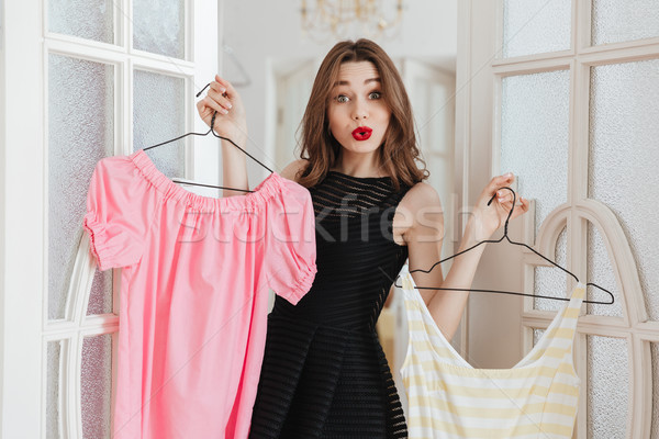 Stock foto: Frau · stehen · drinnen · Auswahl · zwei · Kleider