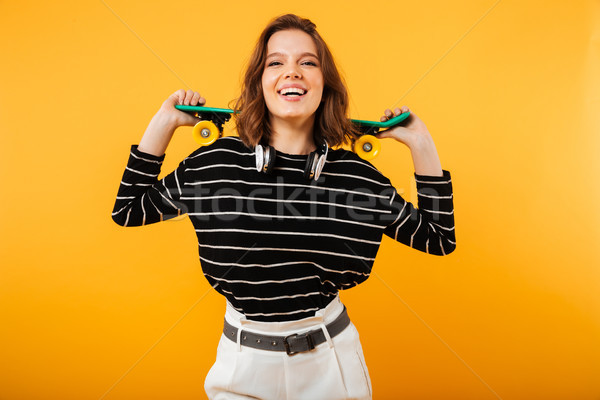 Portret opgewonden meisje skateboard schouders Stockfoto © deandrobot