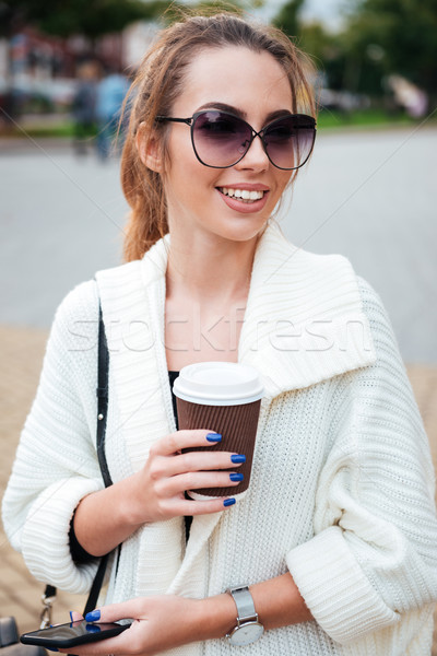 Stockfoto: Gelukkig · vrouw · lopen · buitenshuis · drinken · koffie