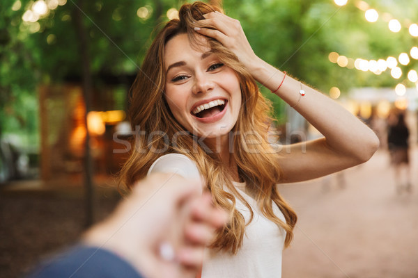 Foto stock: Feliz · joven · pie · parque