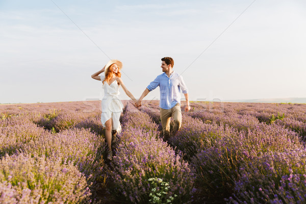 Stockfoto: Glimlachend · lavendel · veld · holding · handen · lopen