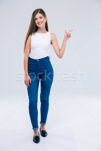 женщины подростку указывая пальца далеко Сток-фото © deandrobot
