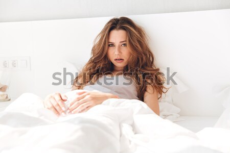 чувственный женщину говорить мобильного телефона кровать мирный Сток-фото © deandrobot