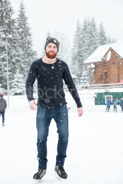 Barbat frumos patinaj în aer liber portret zăpadă Imagine de stoc © deandrobot