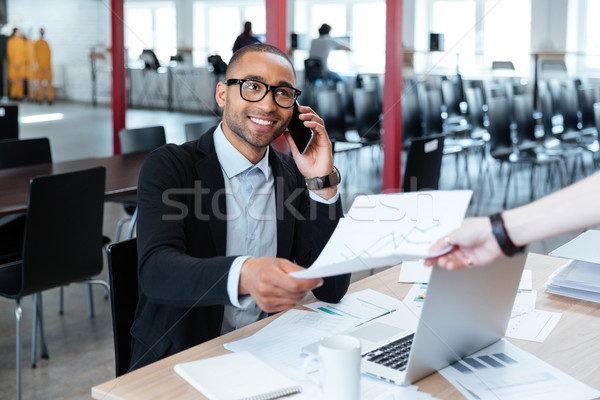 Foto stock: Documentos · alguém · sorridente · escritório · negócio · homem