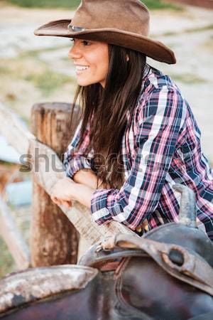 Stockfoto: Vrouw · hek · dorp · glimlachend