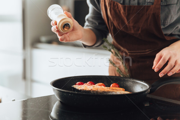 Foto stock: Imagem · jovem · mulher · atraente · cozinhar · peixe · em · pé