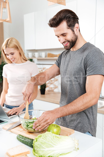 Stockfoto: Glimlachend · jonge · liefhebbend · paar · koken · samen