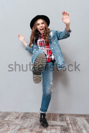 Stock foto: Verwechselt · böse · jungen · Brünette · Dame · Jeans