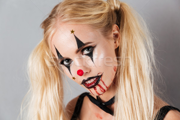 Primer plano retrato despreocupado mujer rubia halloween componen Foto stock © deandrobot