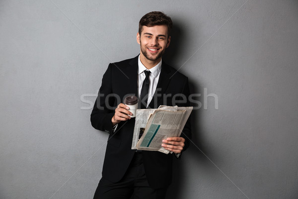 Vrolijk jonge bebaarde man zwart pak Stockfoto © deandrobot