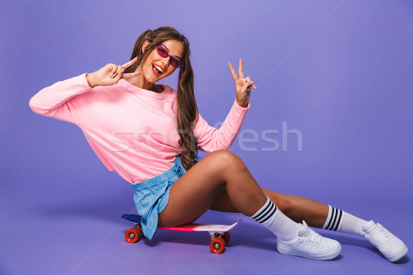 Stock foto: Porträt · heiter · Mädchen · Sweatshirt · posiert · Skateboard