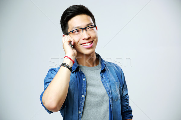 Tineri zâmbitor om vorbesc telefon gri Imagine de stoc © deandrobot