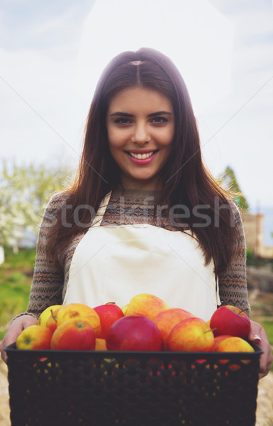 [[stock_photo]]: Portrait · heureux · femme · panier · pommes