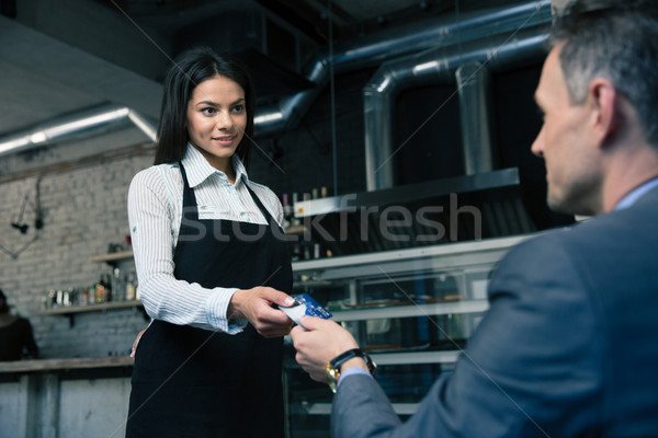 服務員 餐廳 快樂 / man giving bank card to female waitr