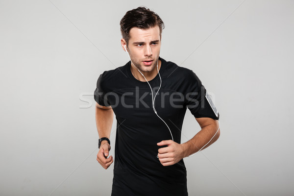 Porträt motiviert Mann Athleten Kopfhörer Musik hören Stock foto © deandrobot