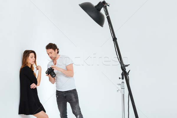 Uomo fotografia femminile modello guardando fotocamera Foto d'archivio © deandrobot