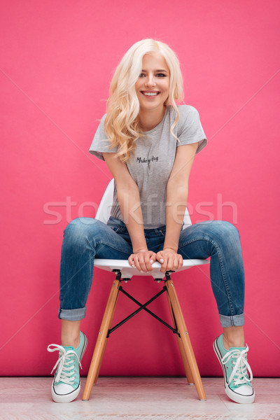 Stockfoto: Blonde · vrouw · vergadering · stoel · roze · vrouw · gelukkig