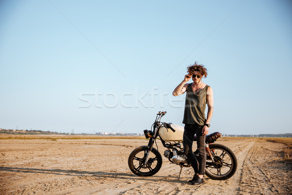 商業照片: 年輕 · 殘酷 · 男子 · 黑色 · 常設 · 摩托車