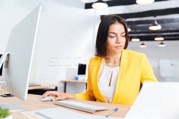 Retrato grave mujer de negocios usando la computadora portátil oficina hermosa Foto stock © deandrobot