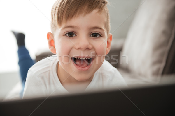 ストックフォト: 少年 · ラップトップを使用して · コンピュータ · 嘘