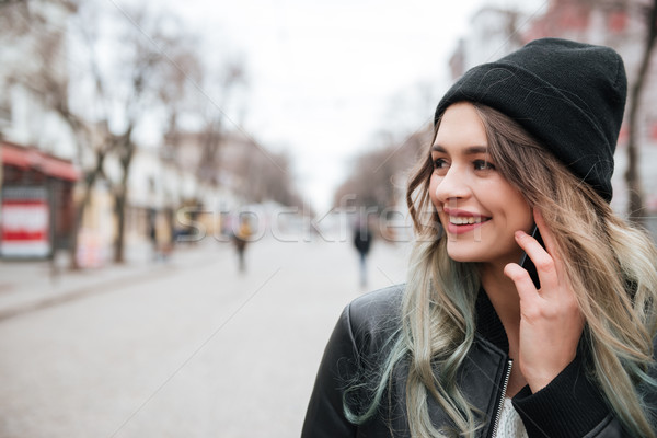 Foto stock: Alegre · mulher · jovem · falante · telefone · móvel · quadro