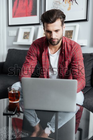 Glücklich jungen bärtigen Mann mit Laptop Computer Stock foto © deandrobot