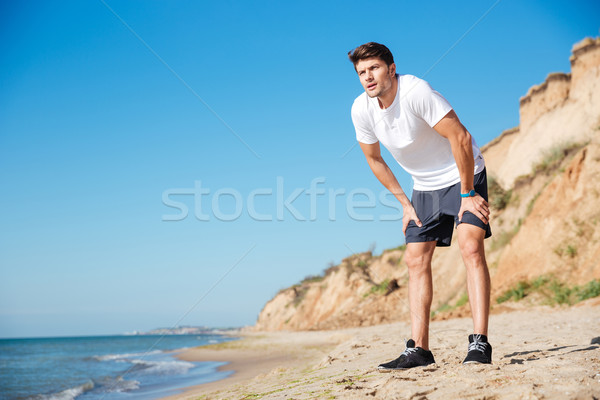 Gut aussehend Sportler stehen Strand müde jungen Stock foto © deandrobot