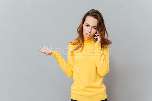 Nefericit femeie vorbesc telefon mobil izolat Imagine de stoc © deandrobot