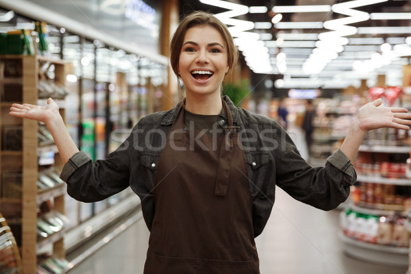 Jeunes dame supermarché espace de copie [[stock_photo]] © deandrobot