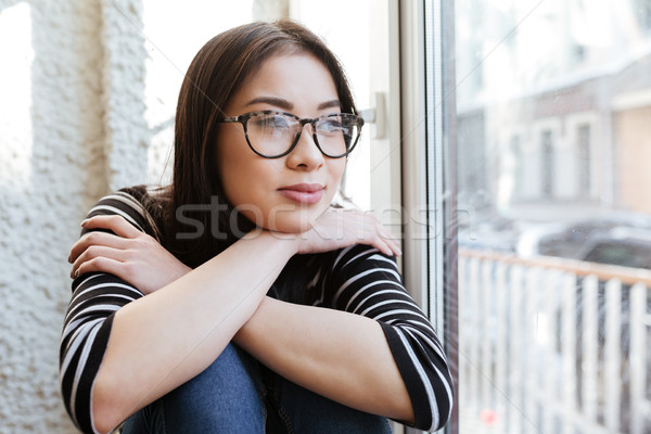 Nadenkend glimlachend asian vrouw vensterbank trui Stockfoto © deandrobot
